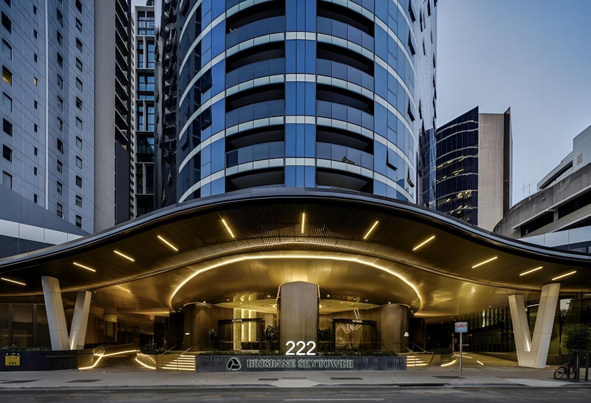 2 Bed 2 Bath In Cbd With Car Park Apartment *